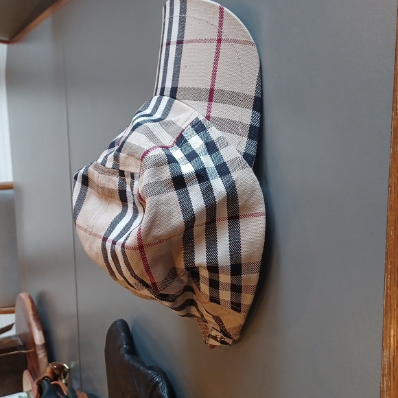 Burberry signature check baseball hat/ never worn - Picture 6 of 6